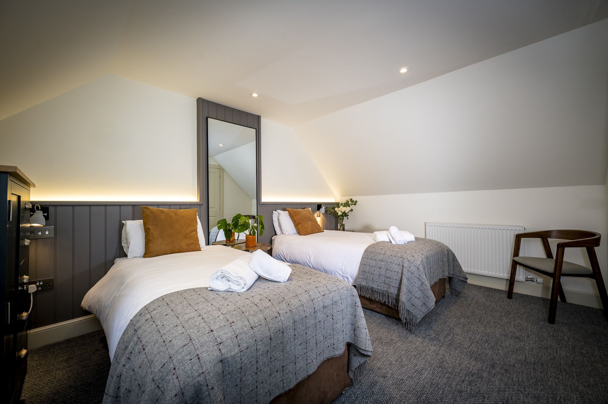 ROOM, TWIN BEDS