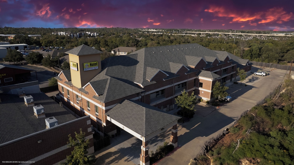 The Bungalows Hotel Event Center 4/61