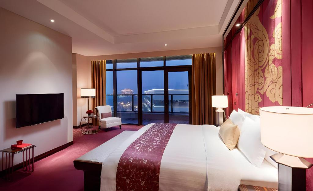 Red Level, Grand, Suite, Queen Bed