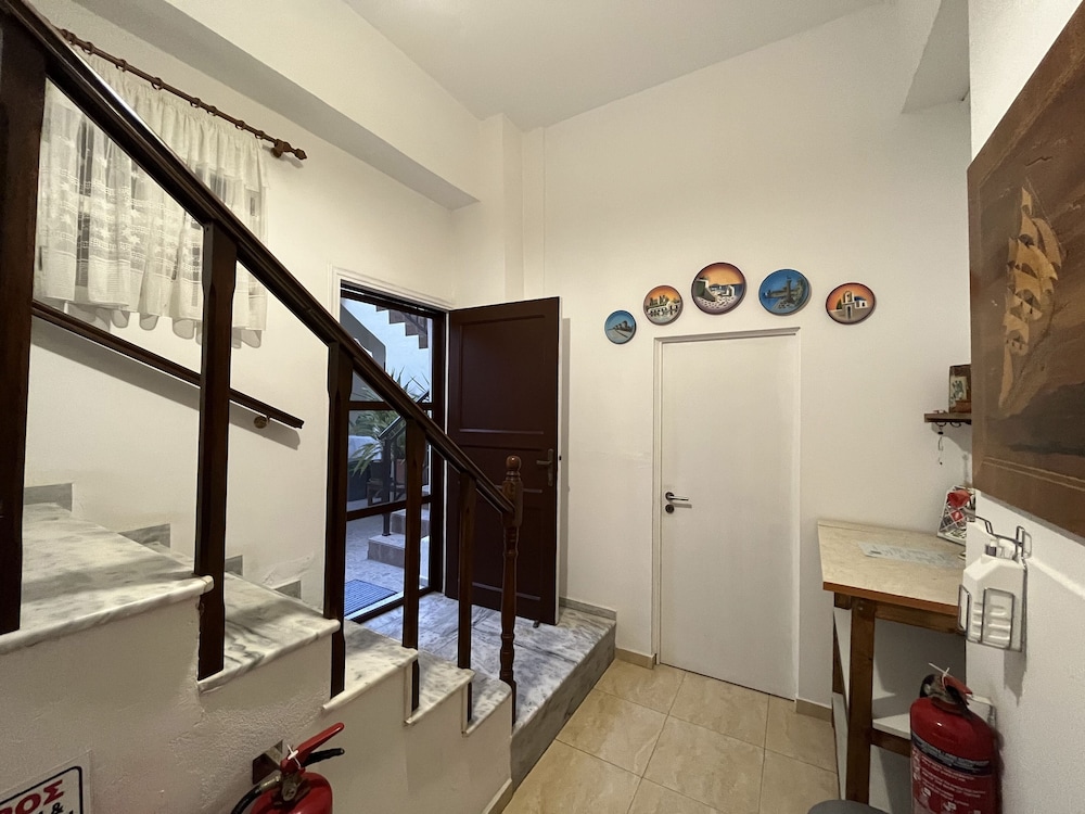 Eleni Rooms 40/40
