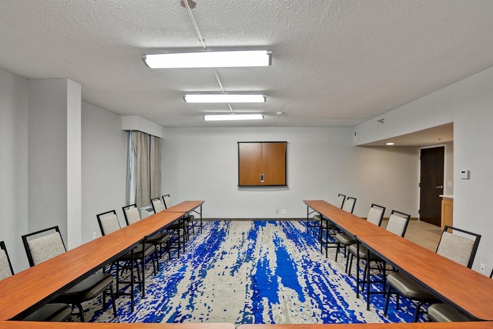 Hampton Inn State College 39/43