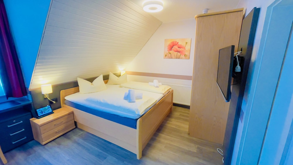 غرفة ثلاثية بسرير مزدوج وسرير فردي، Hotel Schnehagen 4/8