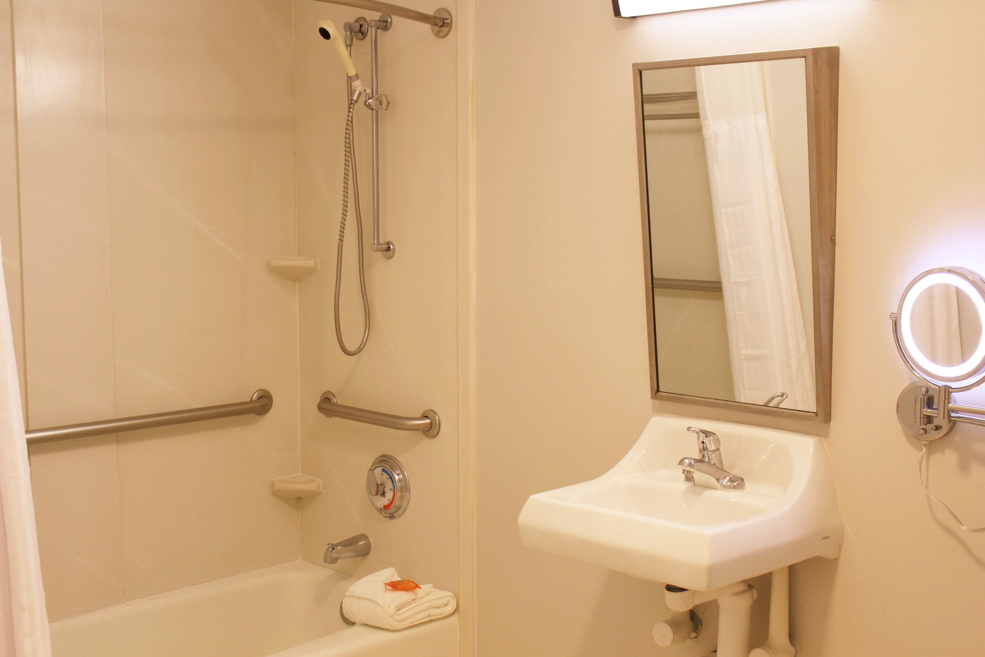 غرفة قياسية بسرير كينج، Clarion Inn Sheffield Muscle Shoals 6/6