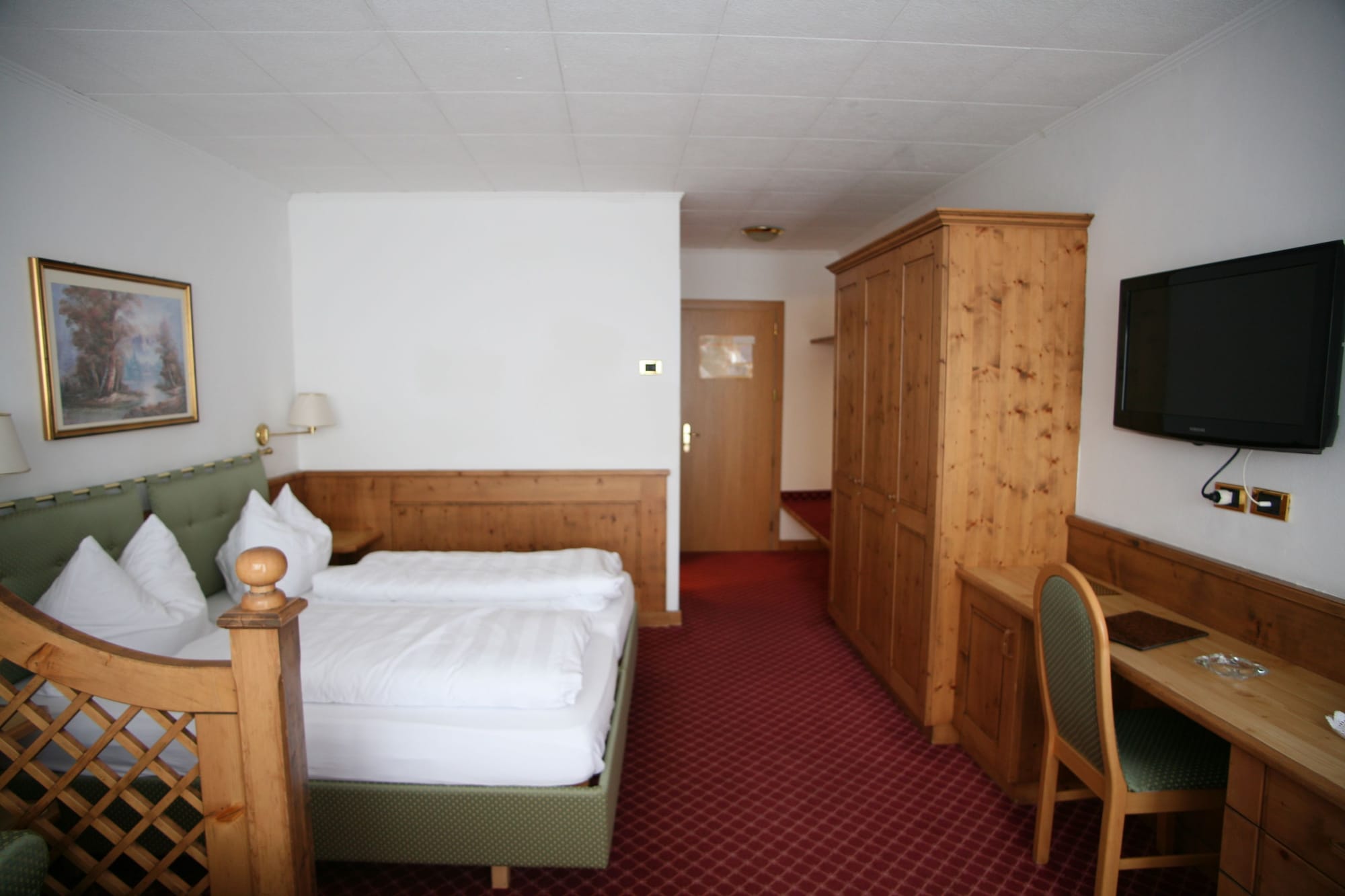 ROOM, DOUBLE BED