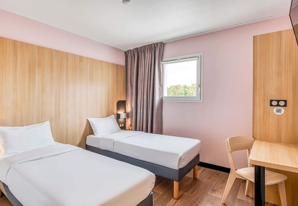 ROOM, TWIN BEDS