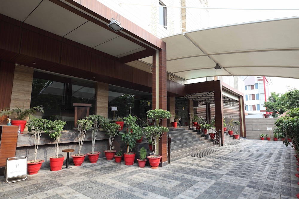 Pinnacle by Click Hotels, Lucknow 7/63