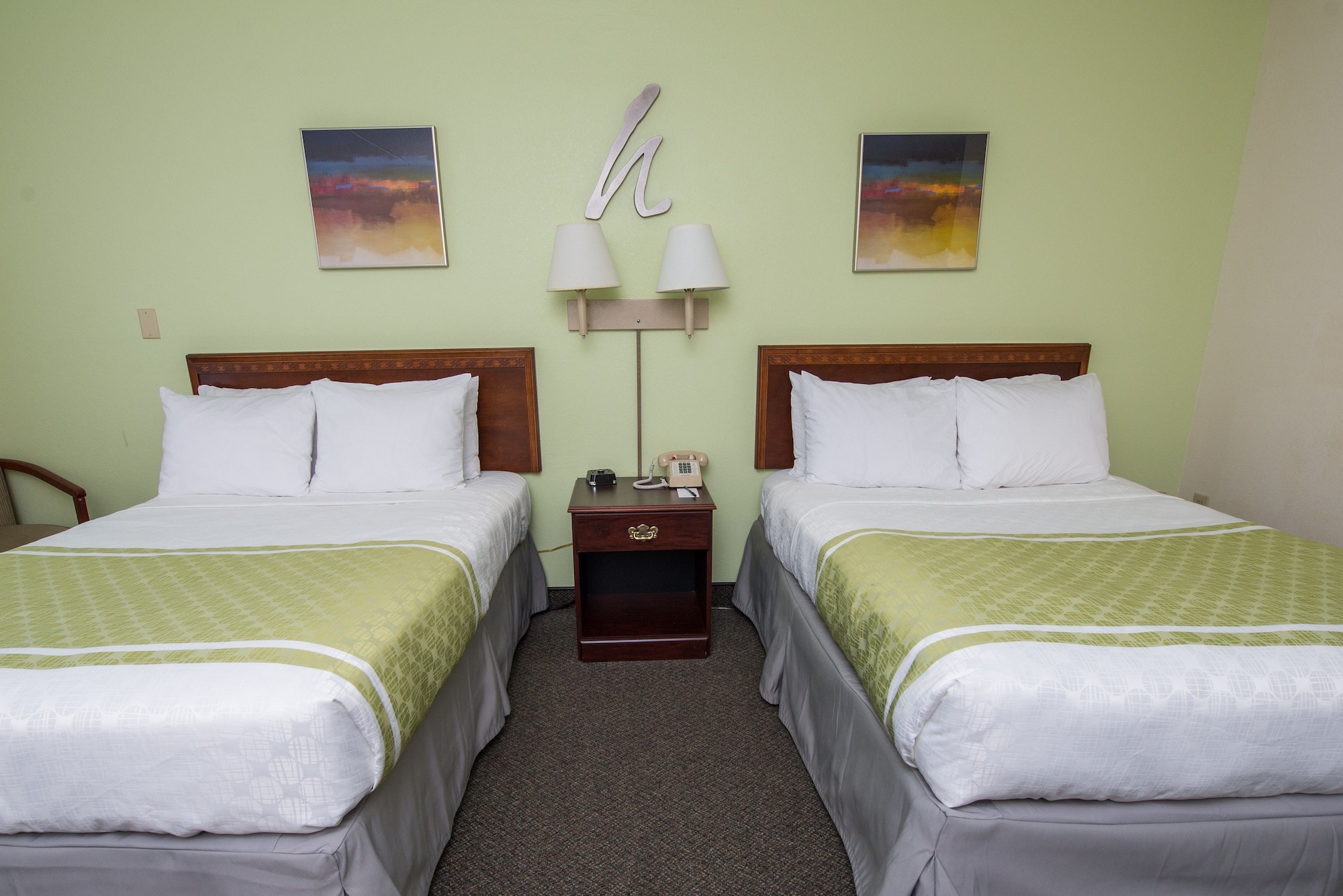 STANDARD, 2 DOUBLE BEDS