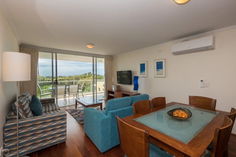 SEACHANGE COOLUM BEACH 41/76