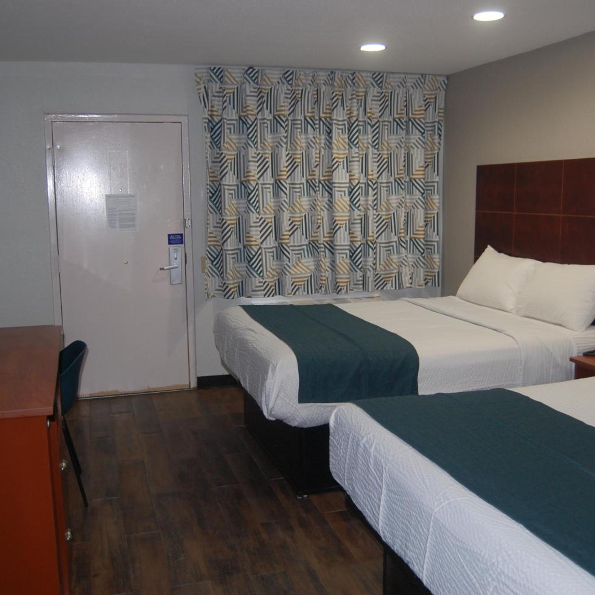 2 Queen Beds - Mob Acc RI Shwr Nsmk Micfridg