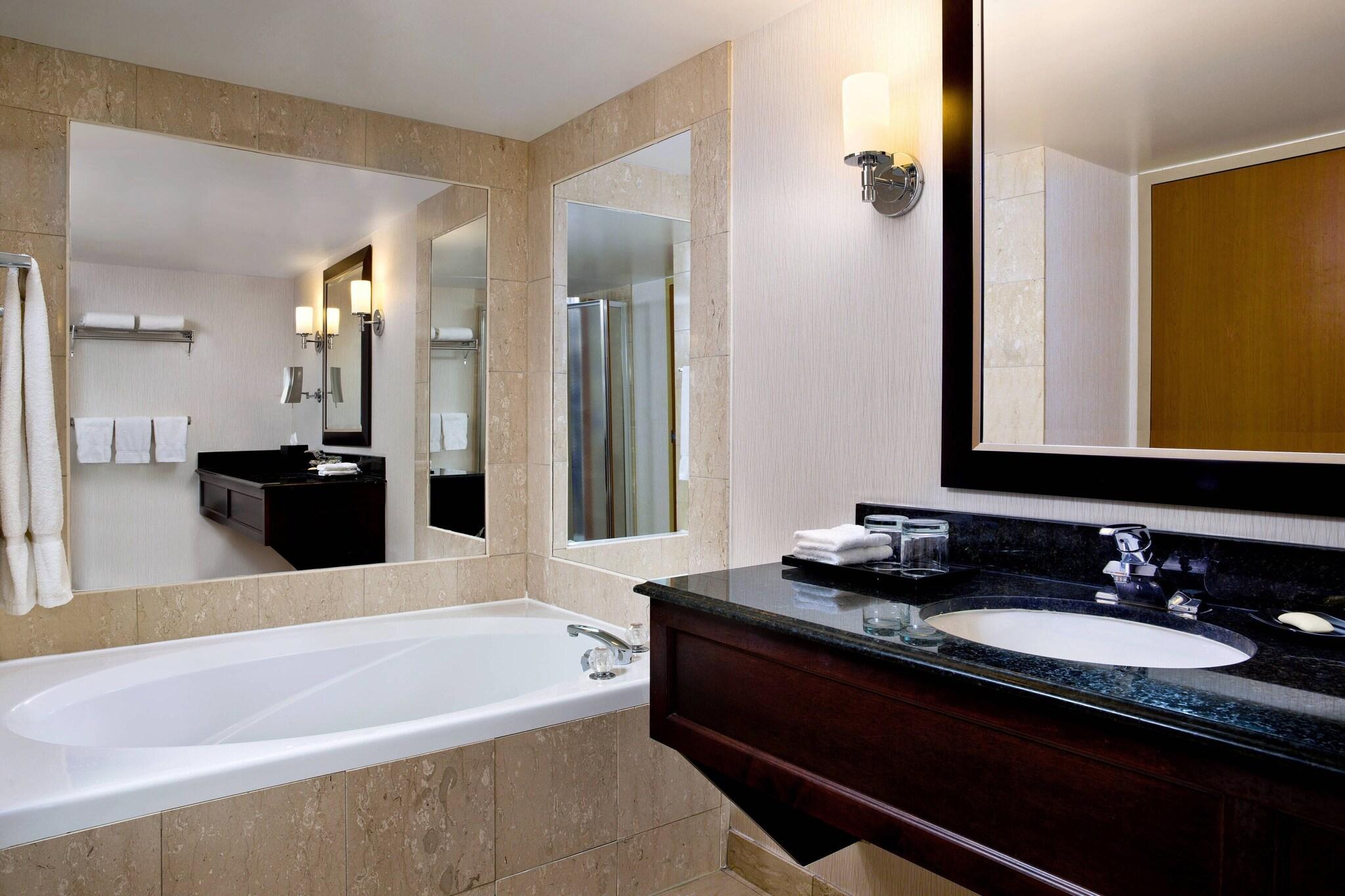غرفة بسريرين بإطلالة على المدينة، Sheraton Fallsview Hotel 2/2