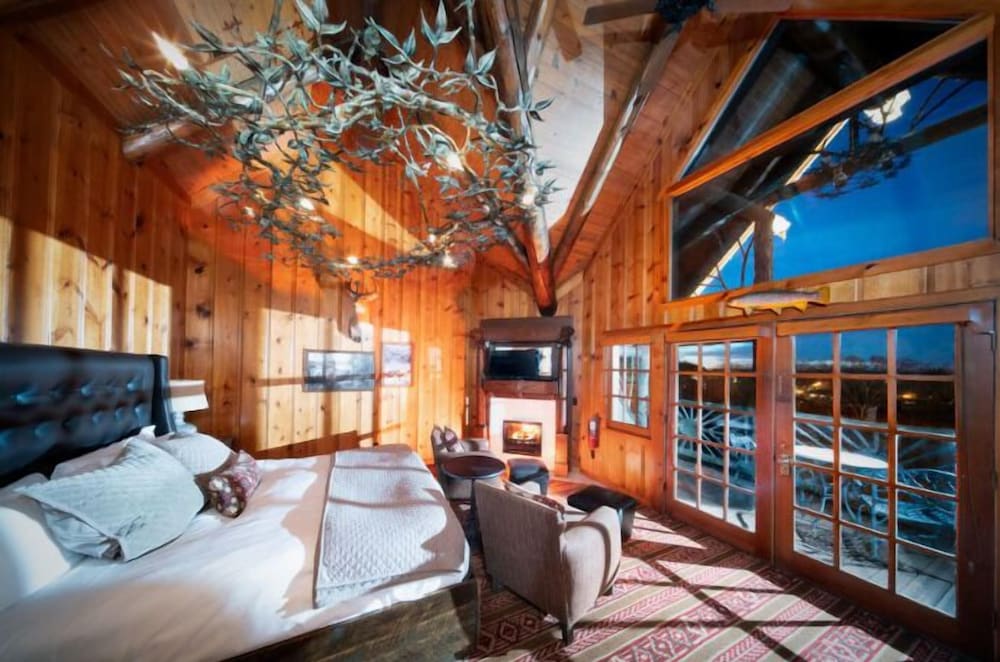 Premier, King Bed, Spring View