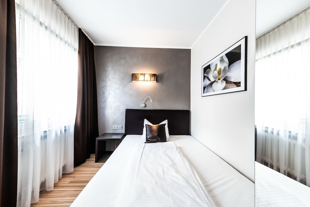 ROOM, SINGLE
