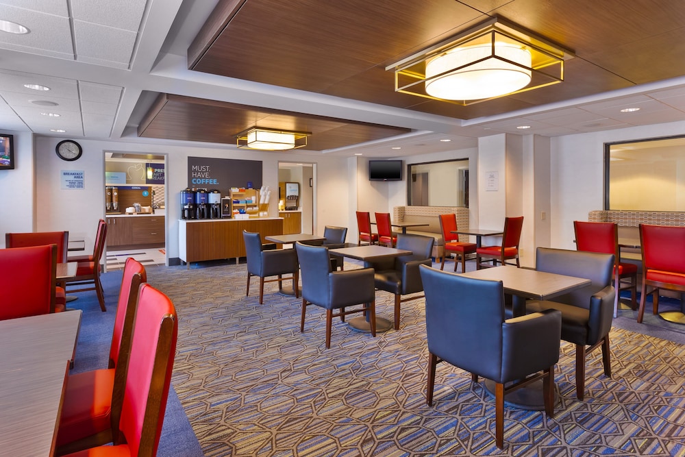 HOLIDAY INN EXPRESS WALDORF 52/64