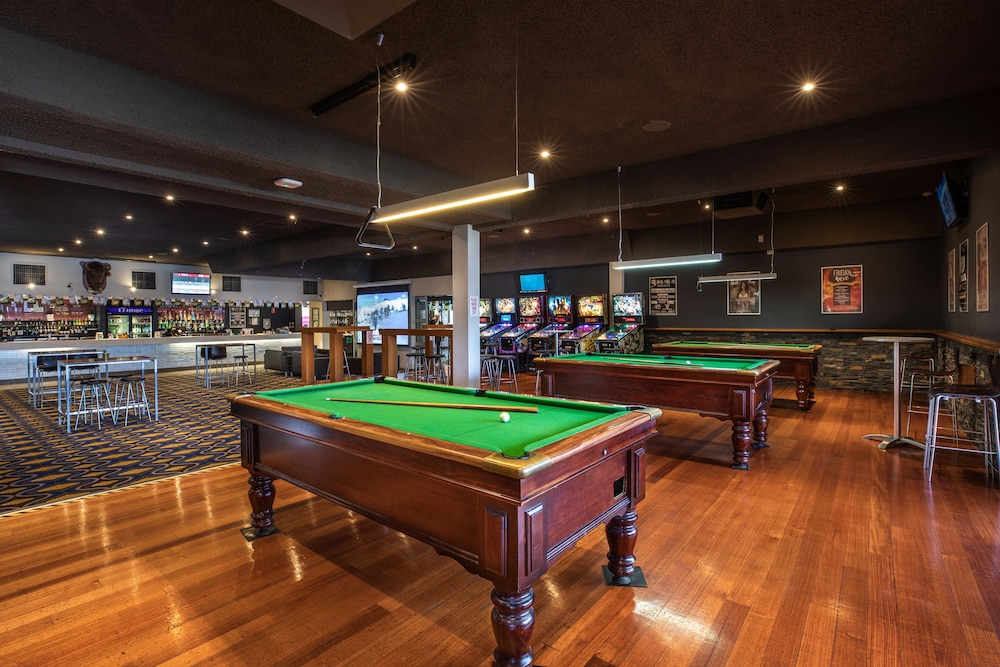 Nightcap at Sandbelt Hotel 43/74