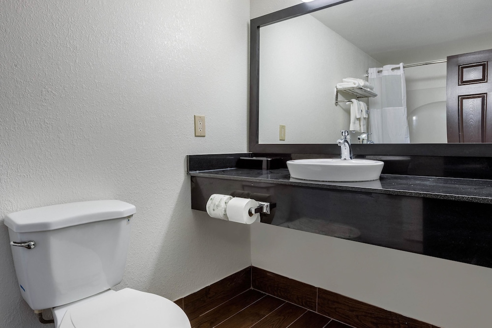 Quality Inn Coraopolis - Pittsburgh Airport 7/32
