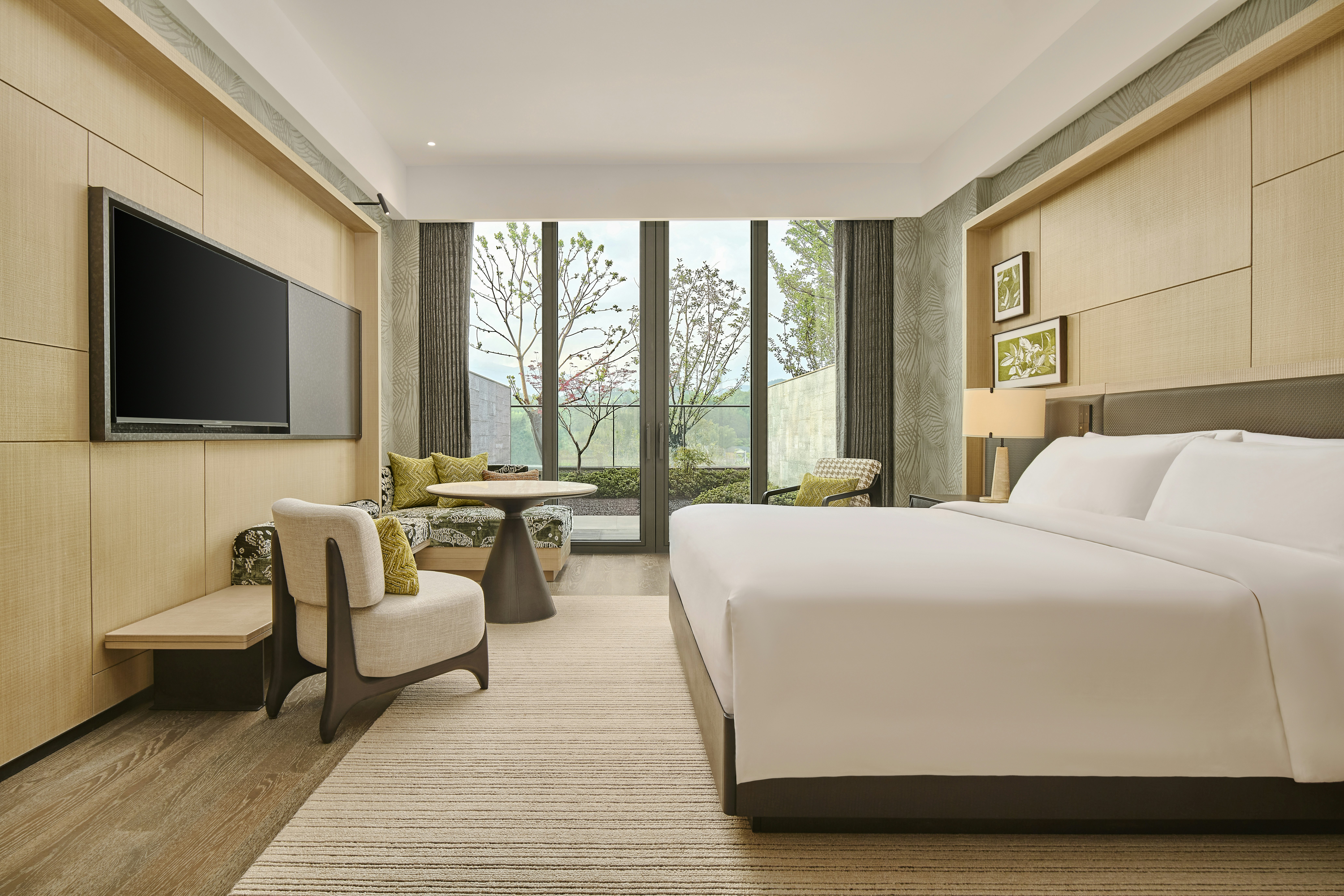 Courtyard, King Bed