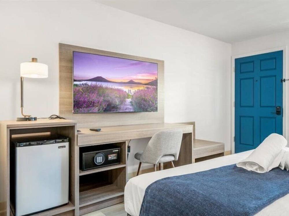 STANDARD, KING BED, PRIVATE BATHROOM