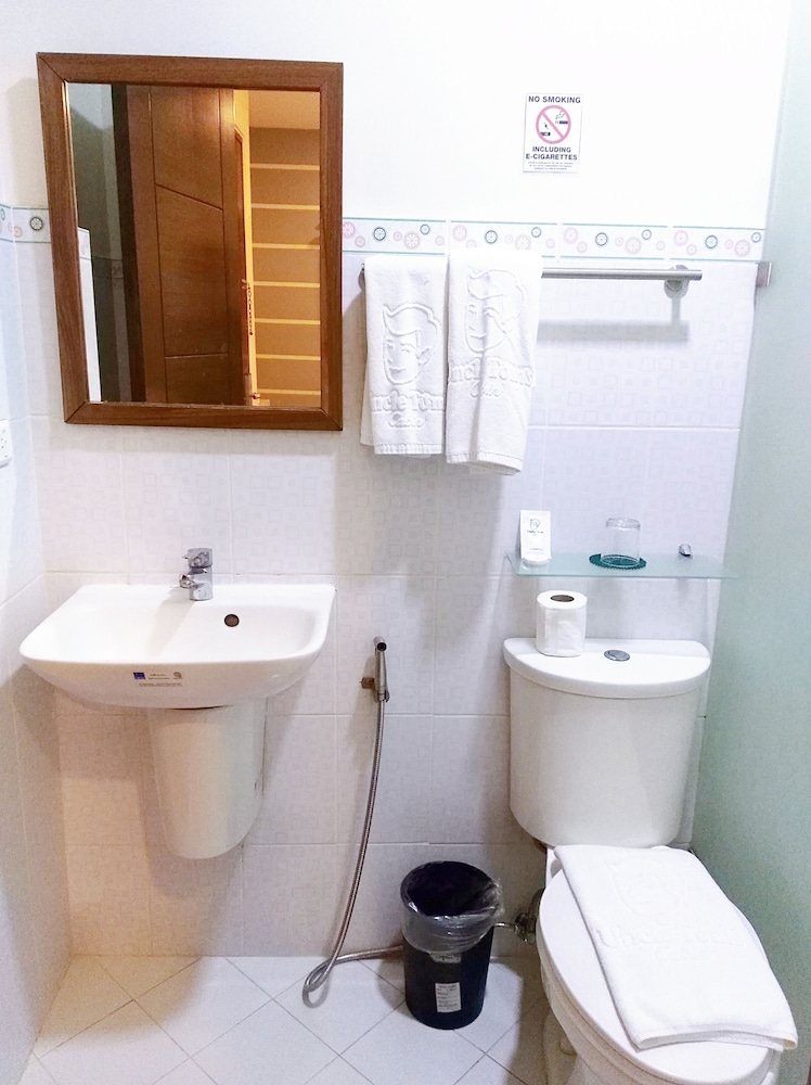 Cebu Uncle Tom's Cabin Hotel 30/66
