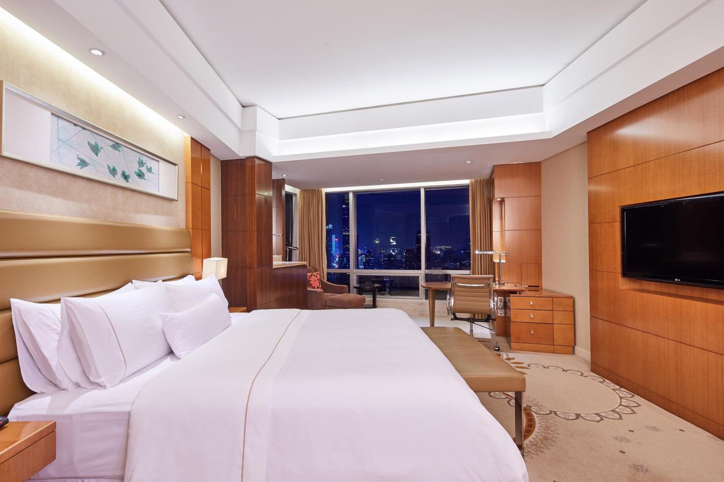 Westin, Guest Room, Premier, King Bed, Partial Lake View