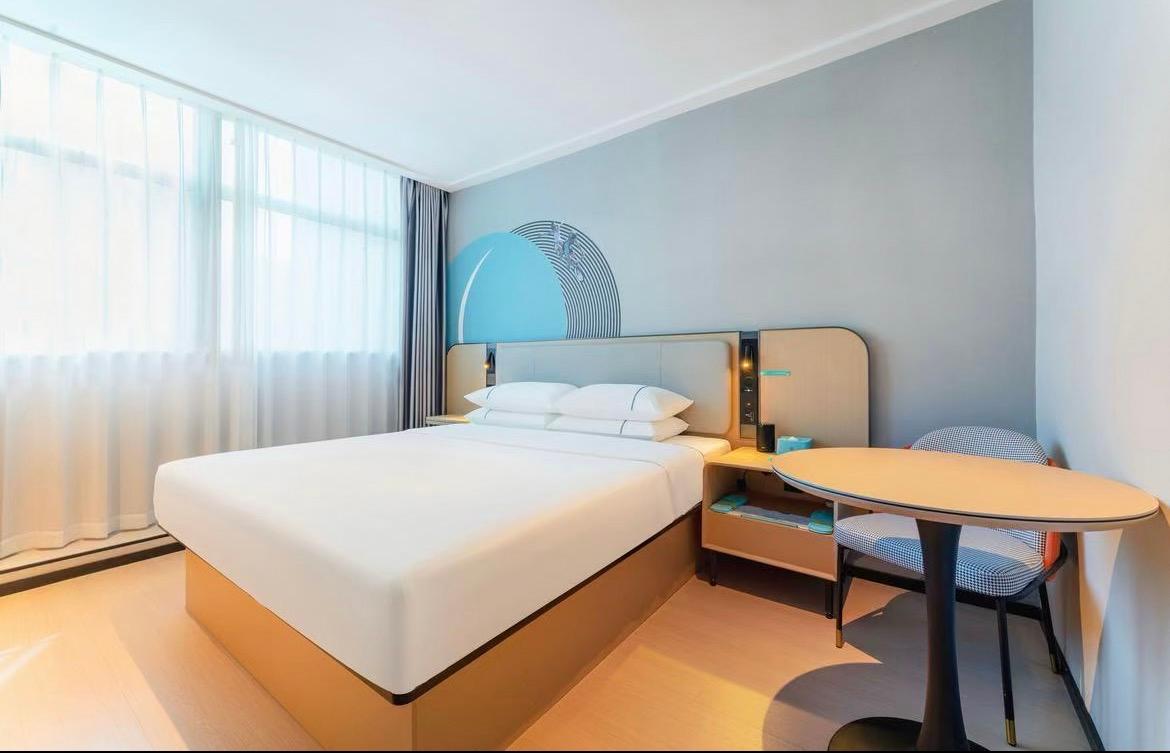 Deluxe, King Bed