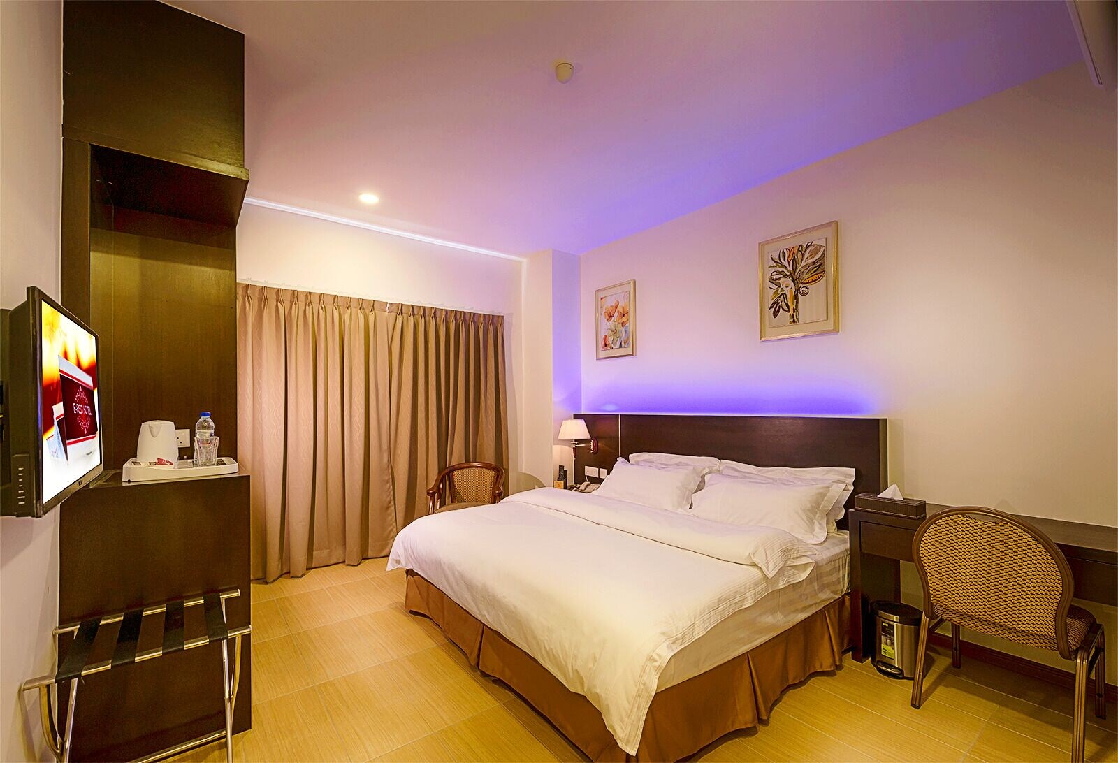 DELUXE, KING BED