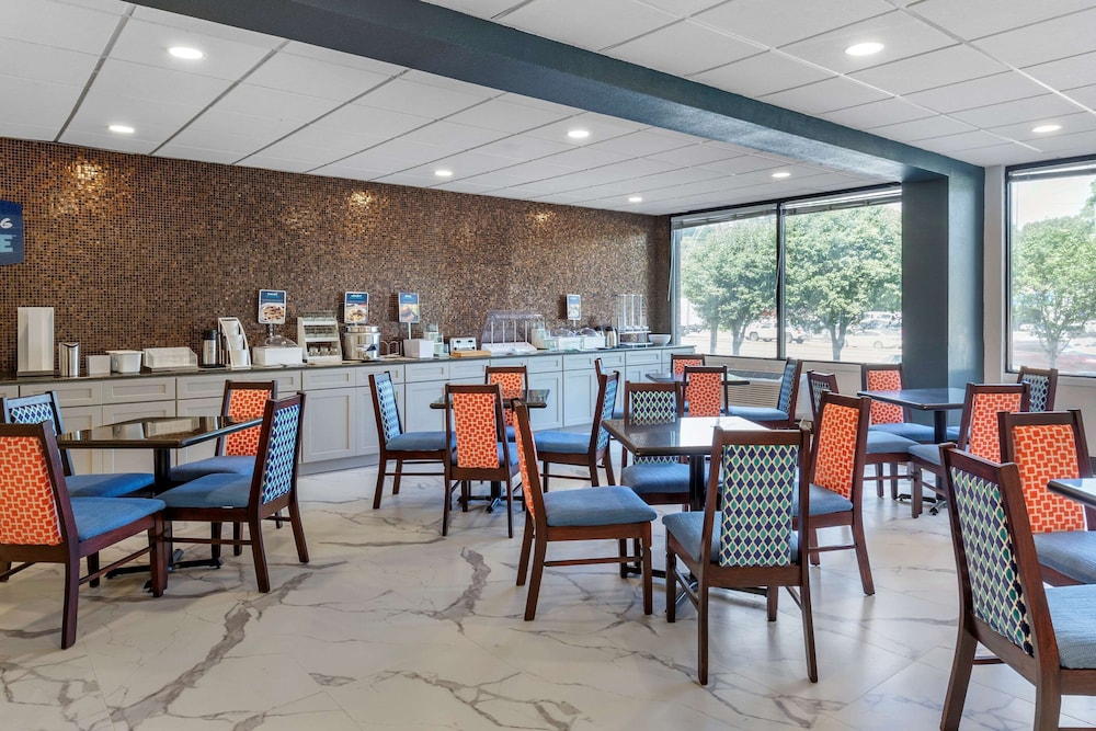 Clarion Pointe Raleigh Midtown 24/33