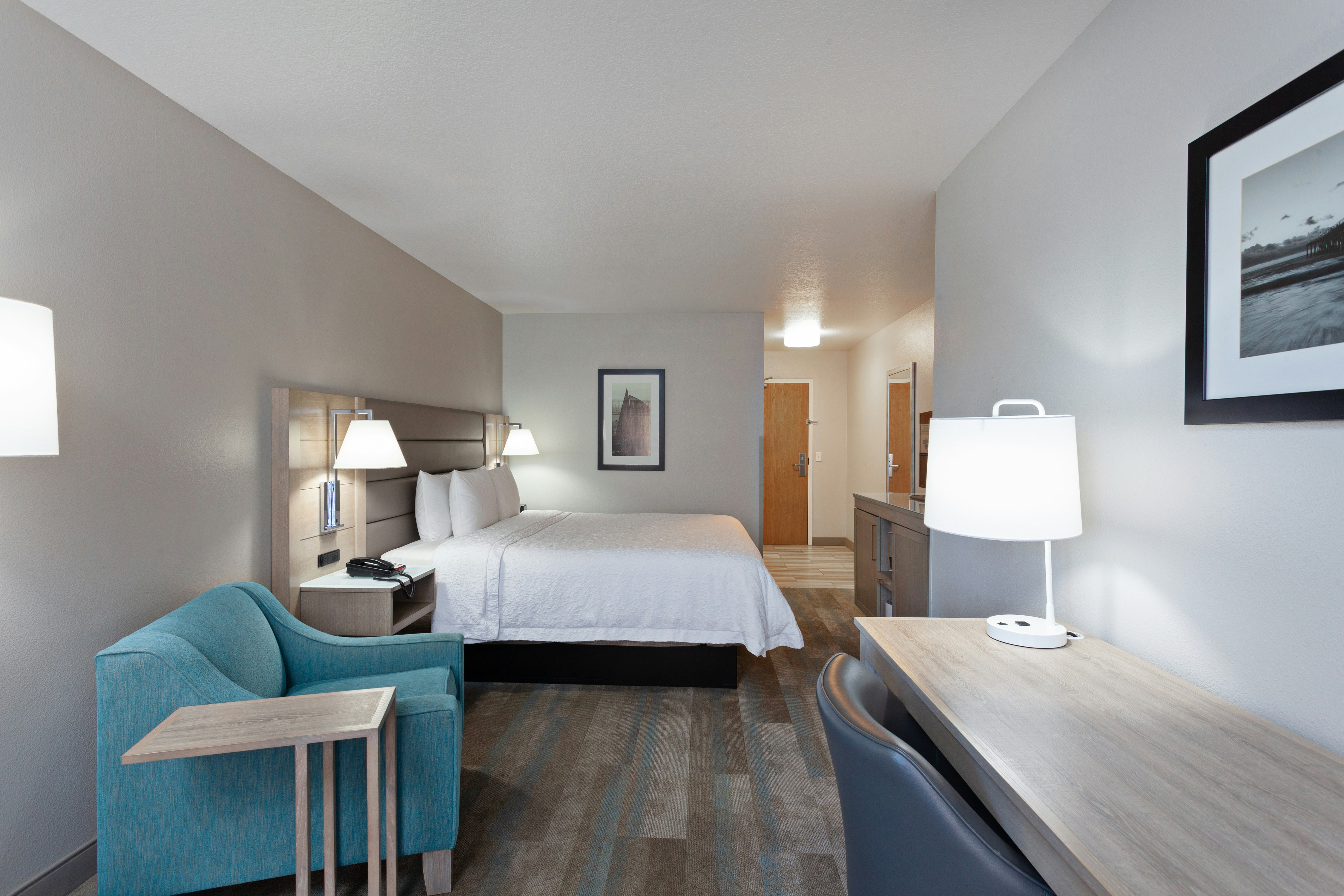 غرفة بسرير كينج بشرفة، Hampton Inn and Suites Hermosa Beach 4/7