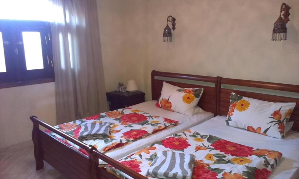 DELUXE, DOUBLE OR TWIN BED