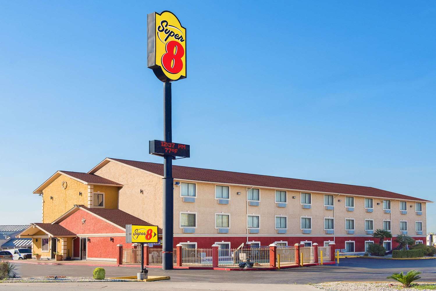 Super 8 by Wyndham San Antonio/I-35 North 3/9