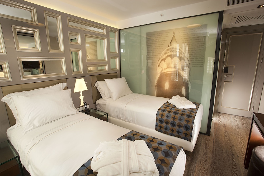 La Villa Hotel 11/41