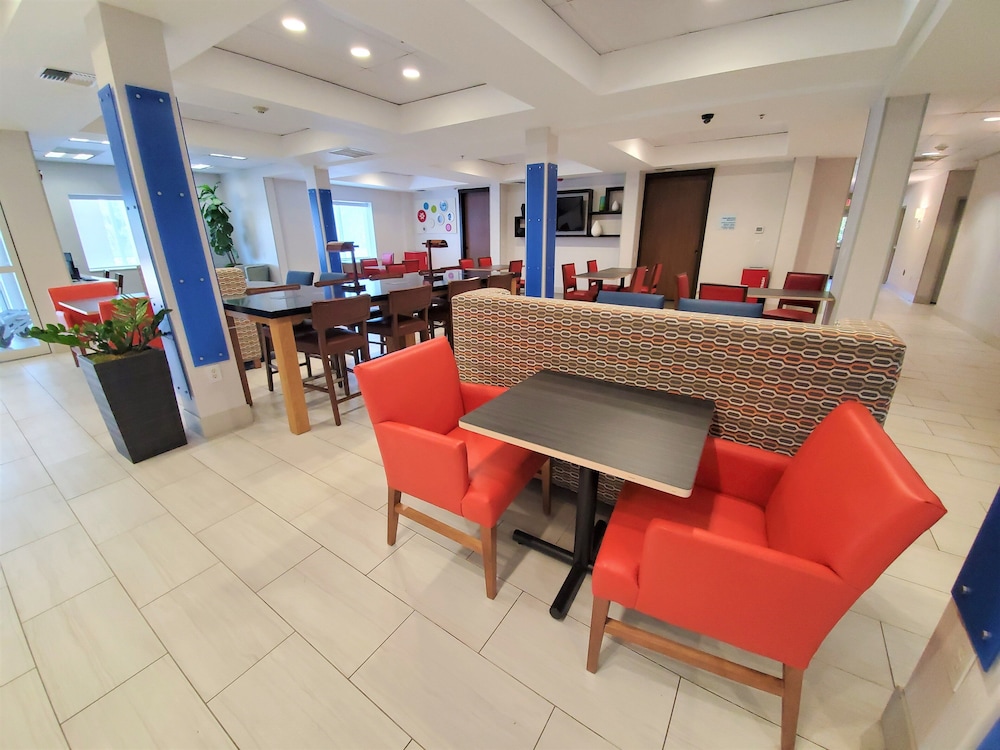 Holiday Inn Express & Suites Seattle North - Lynnwood 8/39