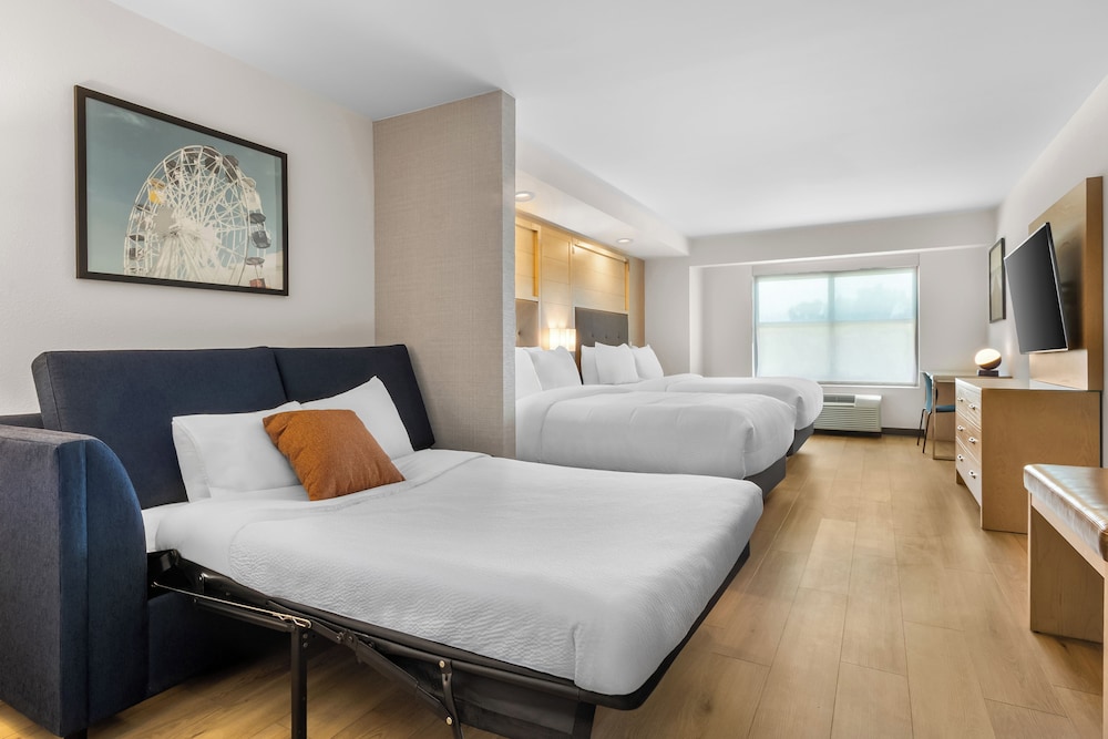Suite, 2 Queen Beds, Sofa