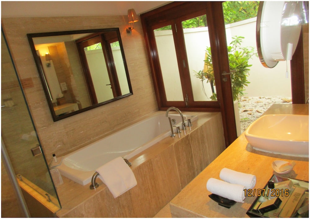 Beach Villa, Deluxe, King Bed, Ocean View، Taj Coral Reef Resort and Spa 8/9