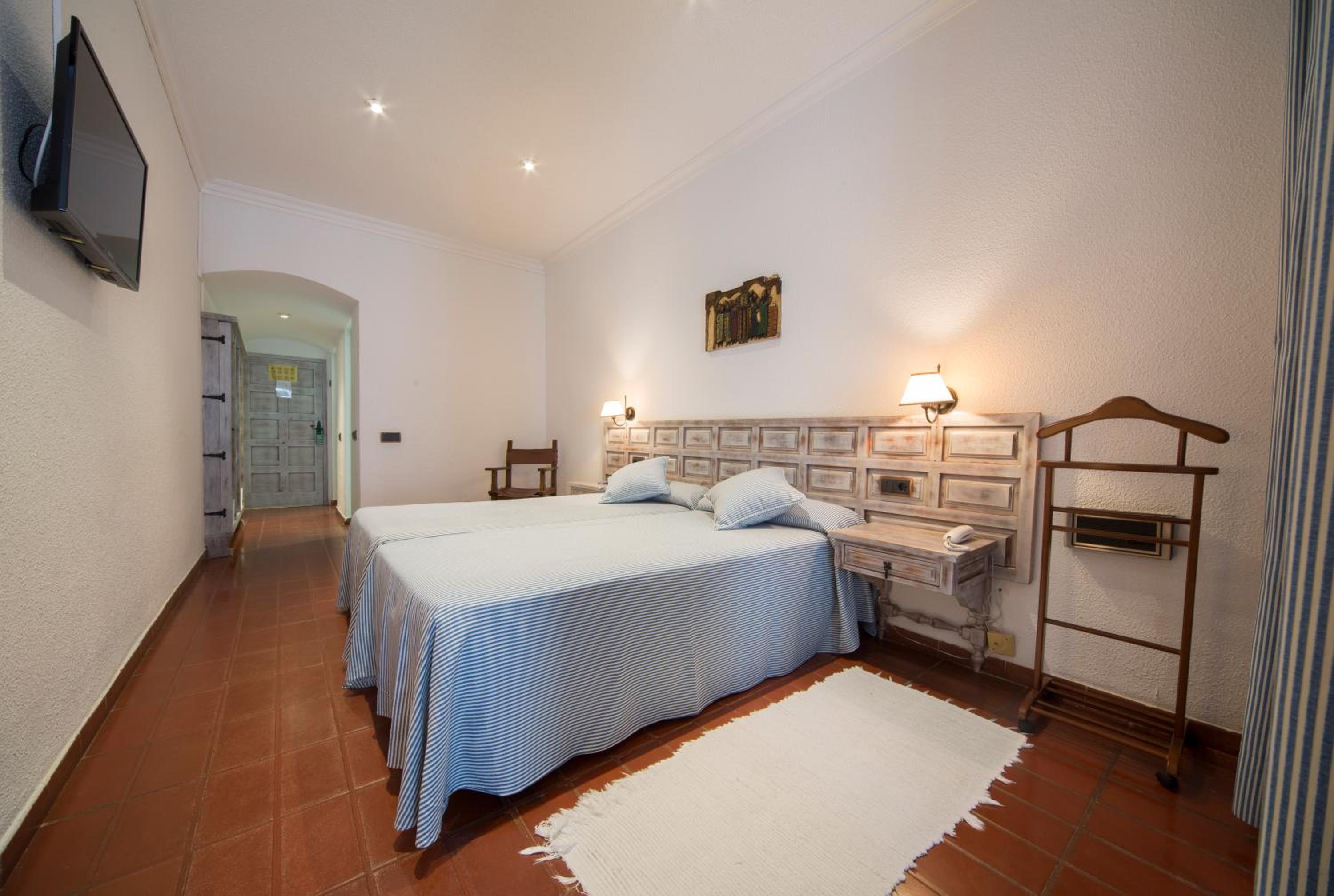 Room, Twin Beds, Mountain View