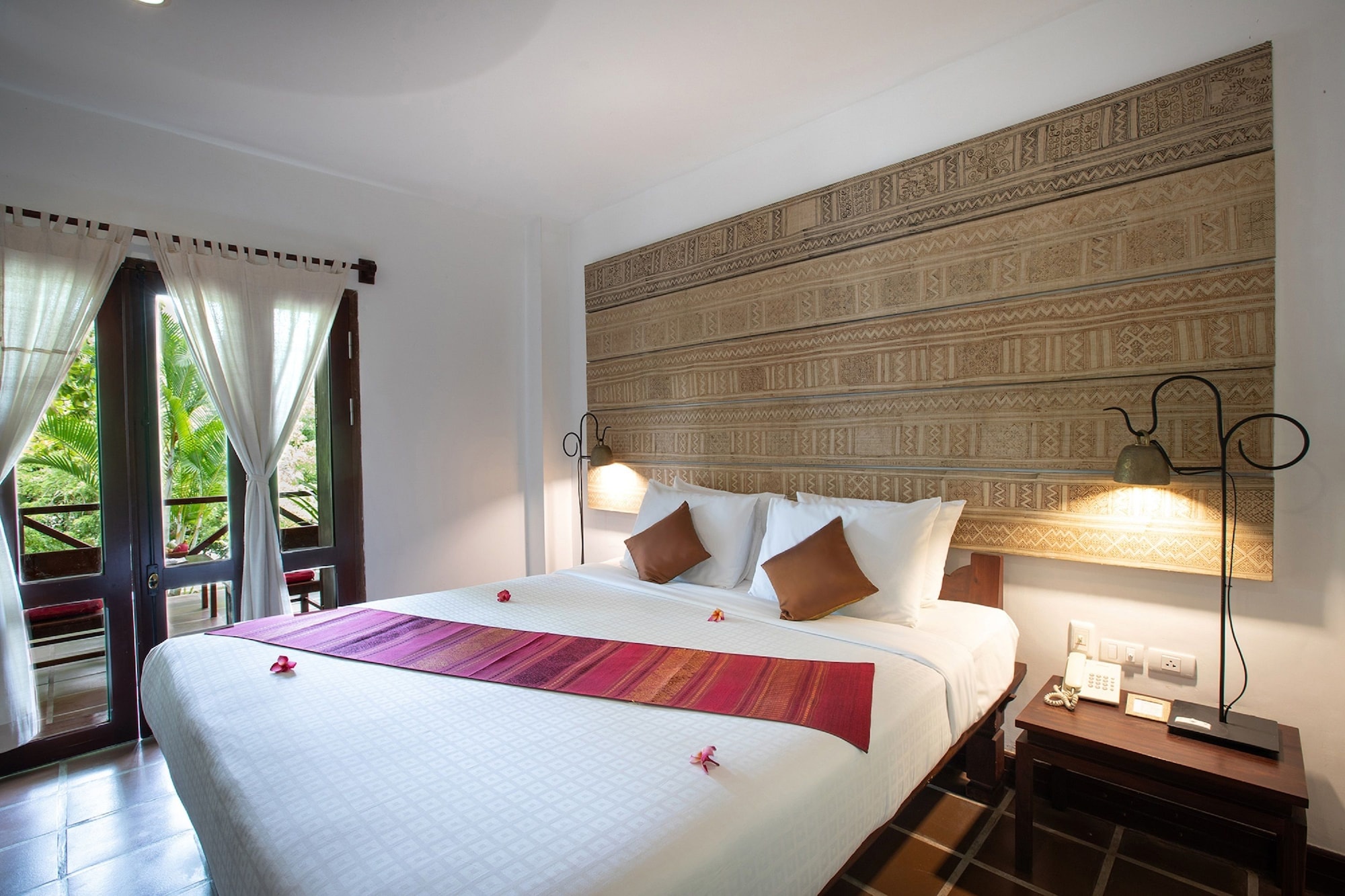 Victoria, Suite, King Bed, Garden View 3/7