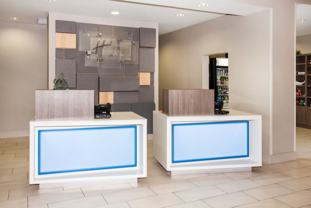 Holiday Inn Express Suites Litchfield West 13/56