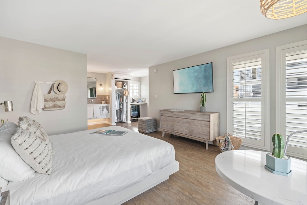 غرفة بسرير كينج بإطلالة على البحر بشرفة، Sea Sprite Hotel 4/8