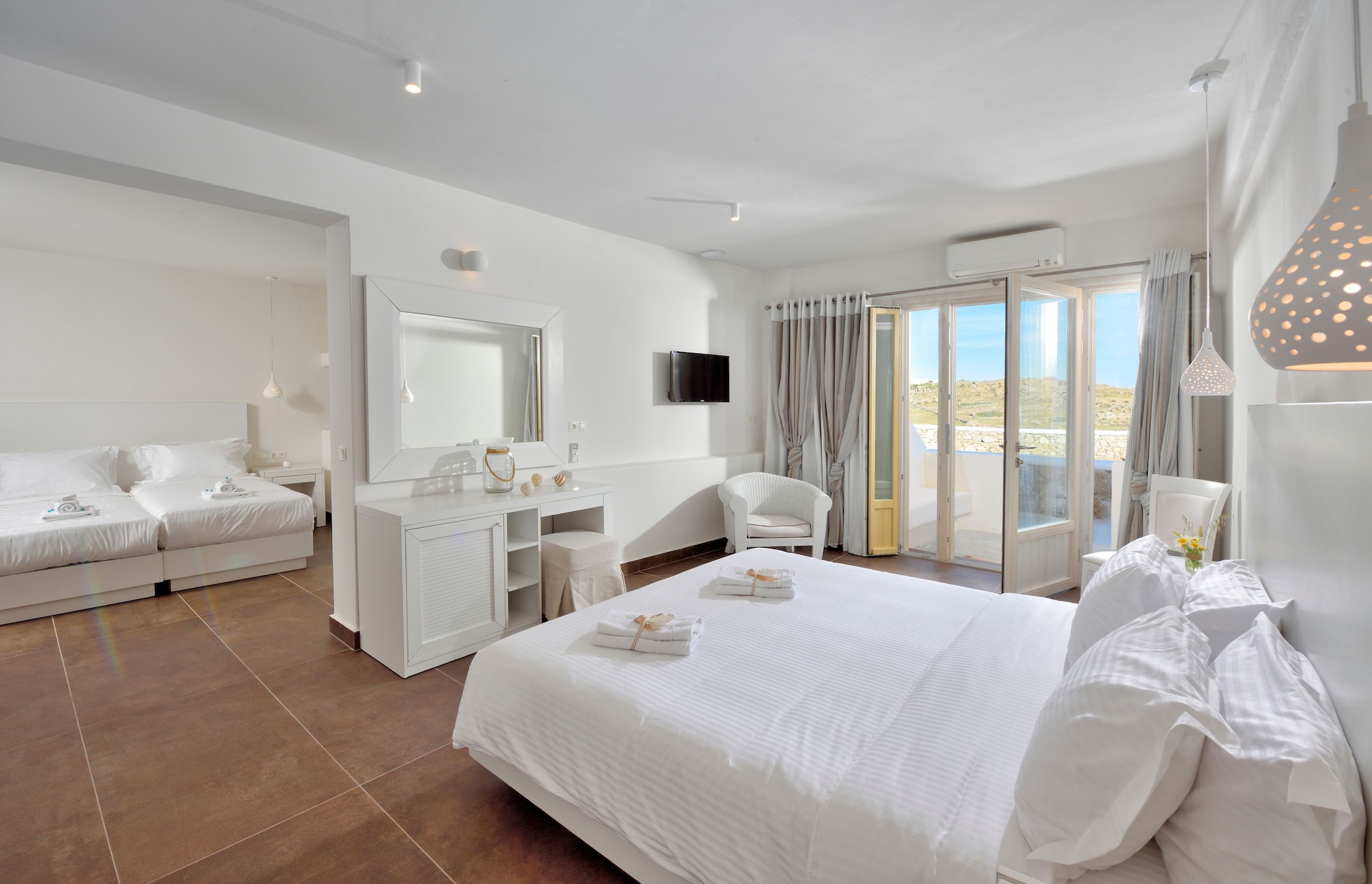 2 BEDROOMS, QUADRUPLE