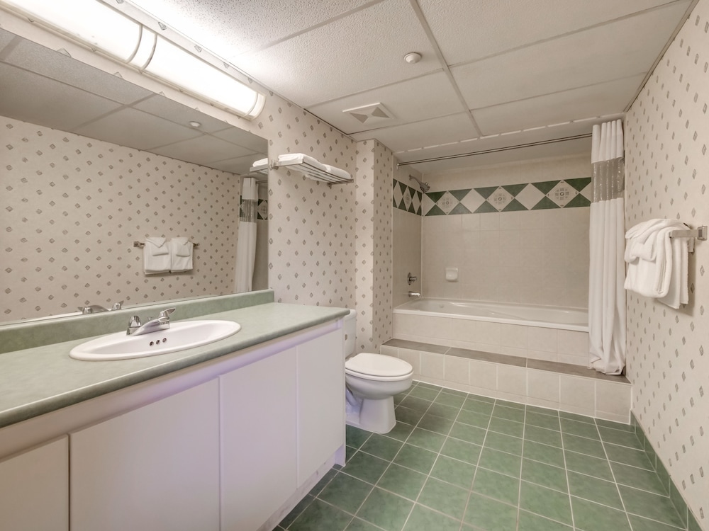Harrison Lake Hotel 50/50
