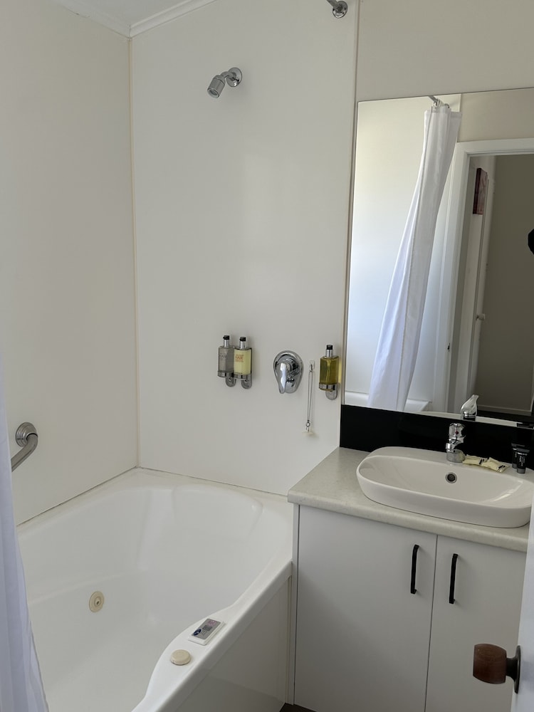 1 Bedroom, Family, Queen and Twin Beds, Hot Tub, Middle Park Motel 4/4