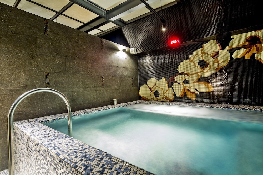 The HO Hotel 37/60
