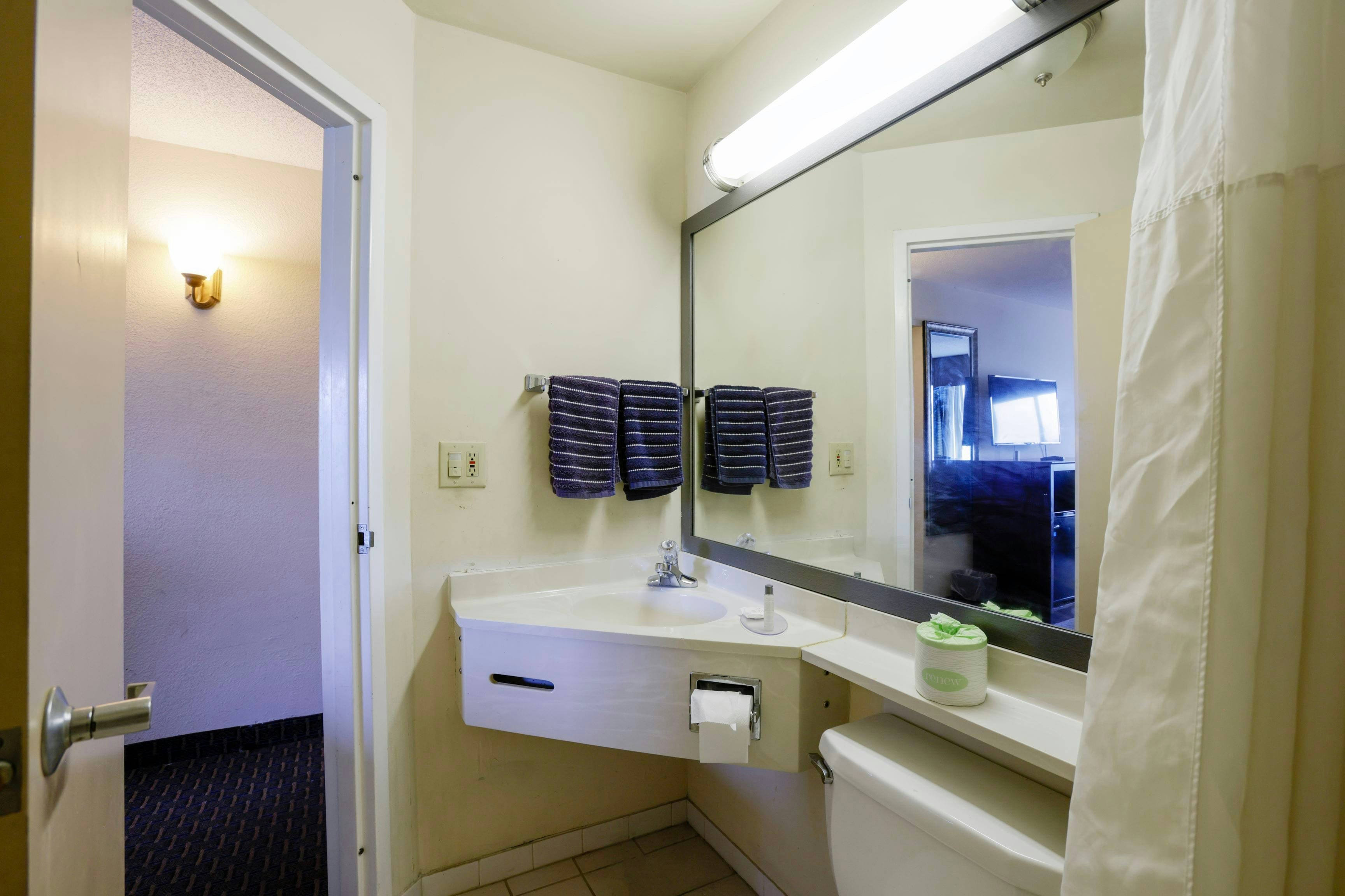Copley Inn & Suites By OYO Akron OH 74/74