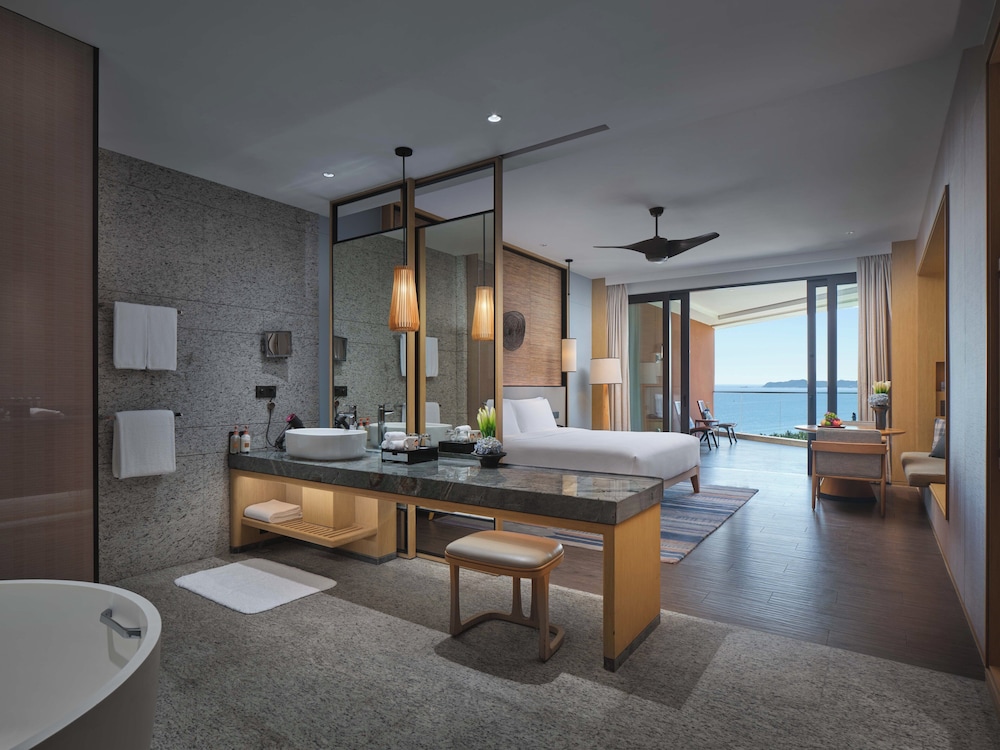 Standard, King Bed, Ocean Front, High Floor 5/5