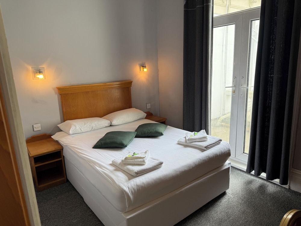 ROOM, DOUBLE BED