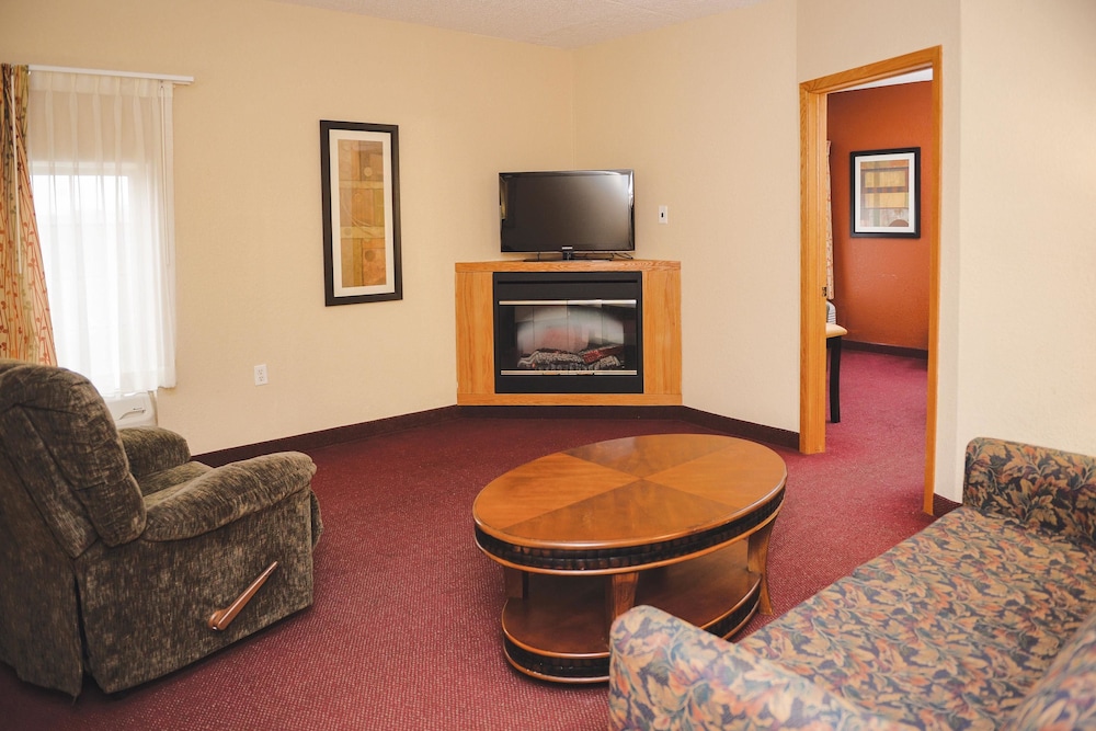 Quality Inn and Suites Ames Conference Center Near ISU Campus 30/48