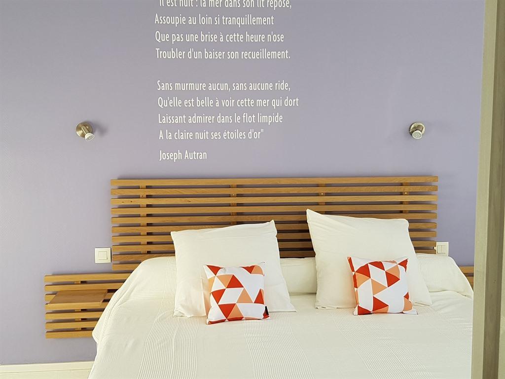Room, Double Bed, Street View, Balcony, Bathtub