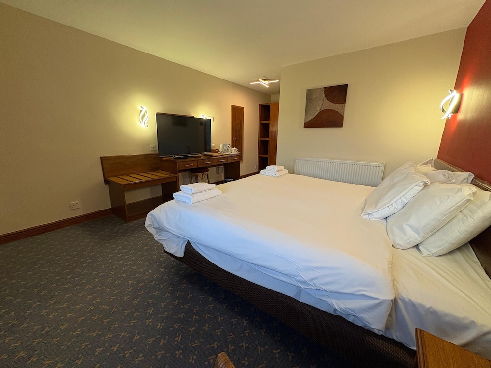 Tollgate Hotel And Leisure 6/20