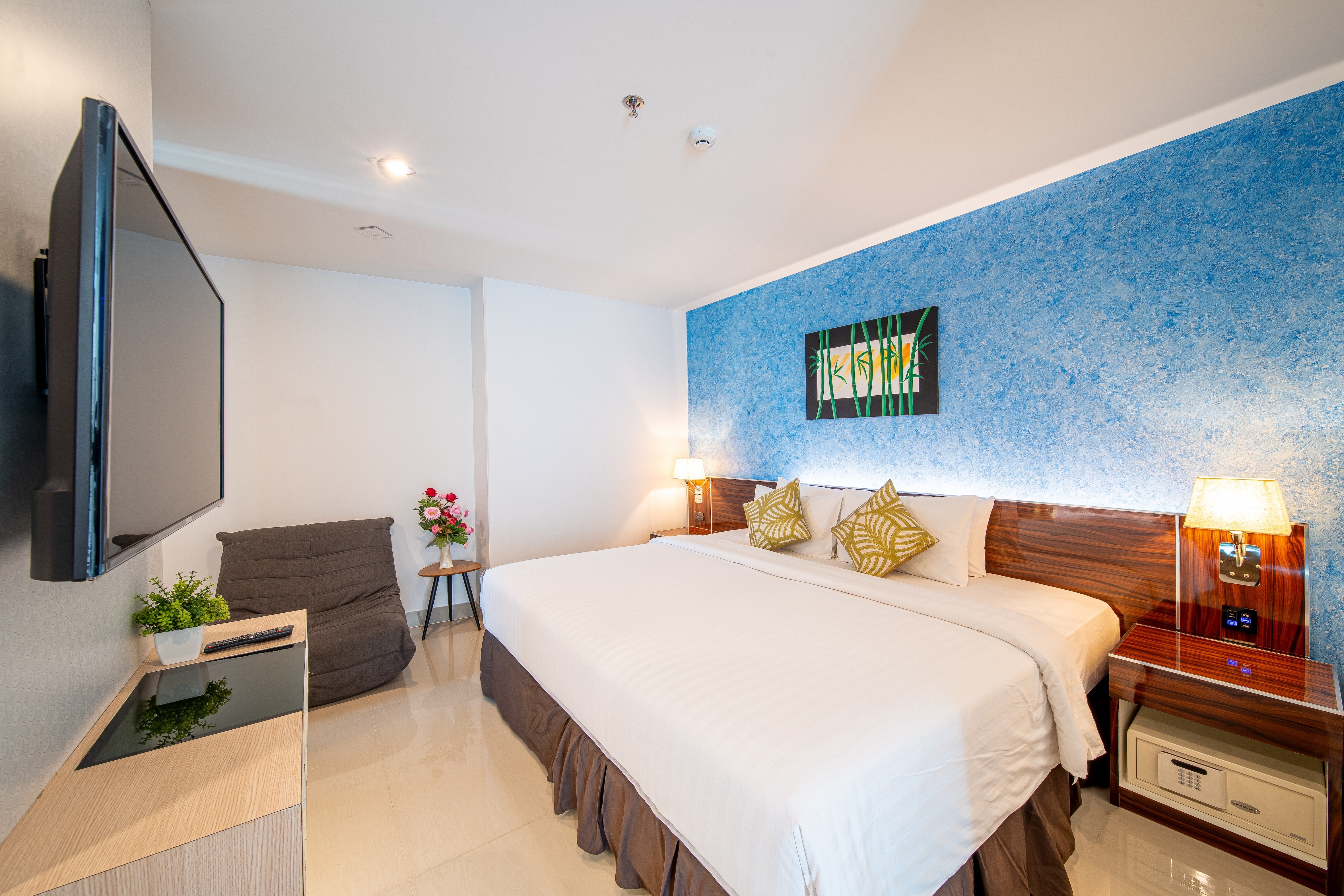 SUITE, BATHTUB