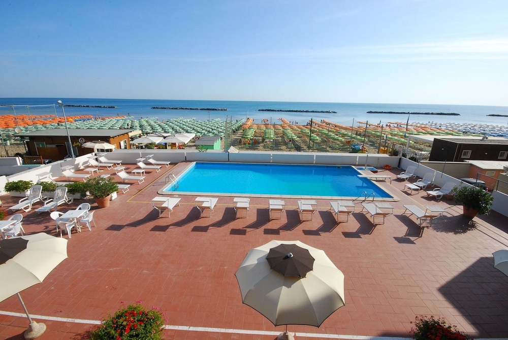 Hotel Embassy Pesaro 30/35