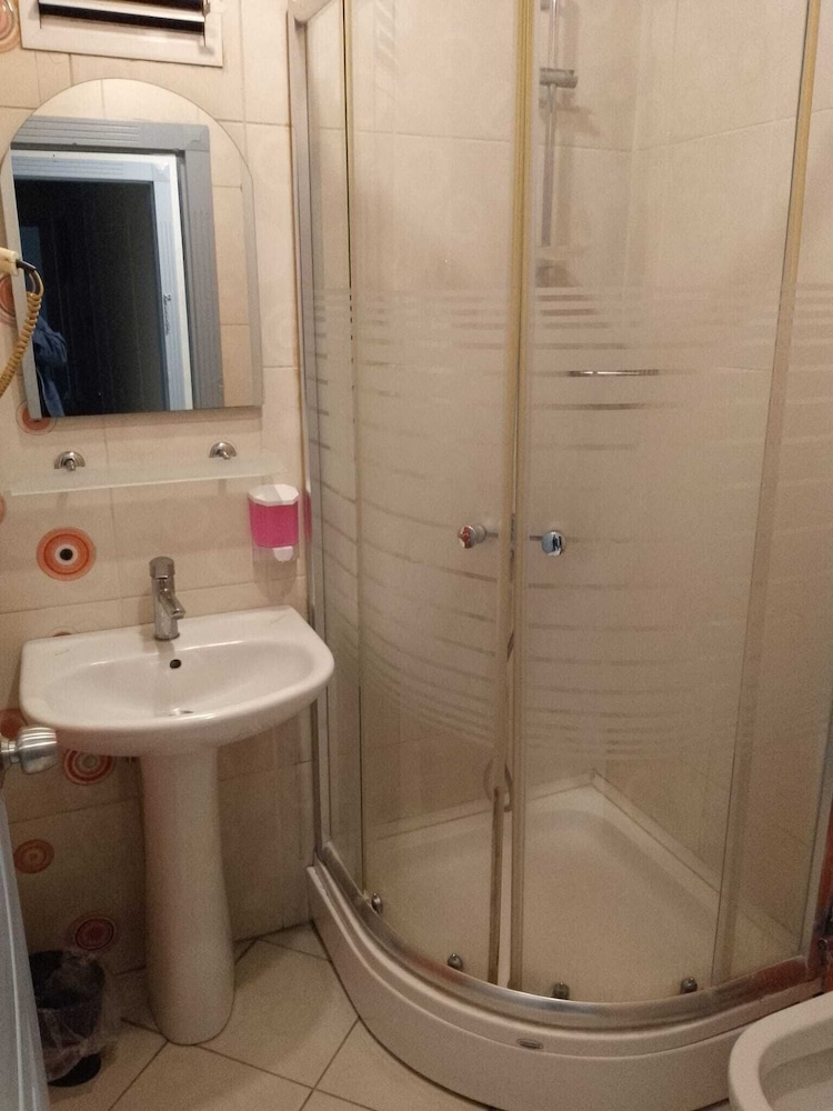 Tac Hotel 50/50